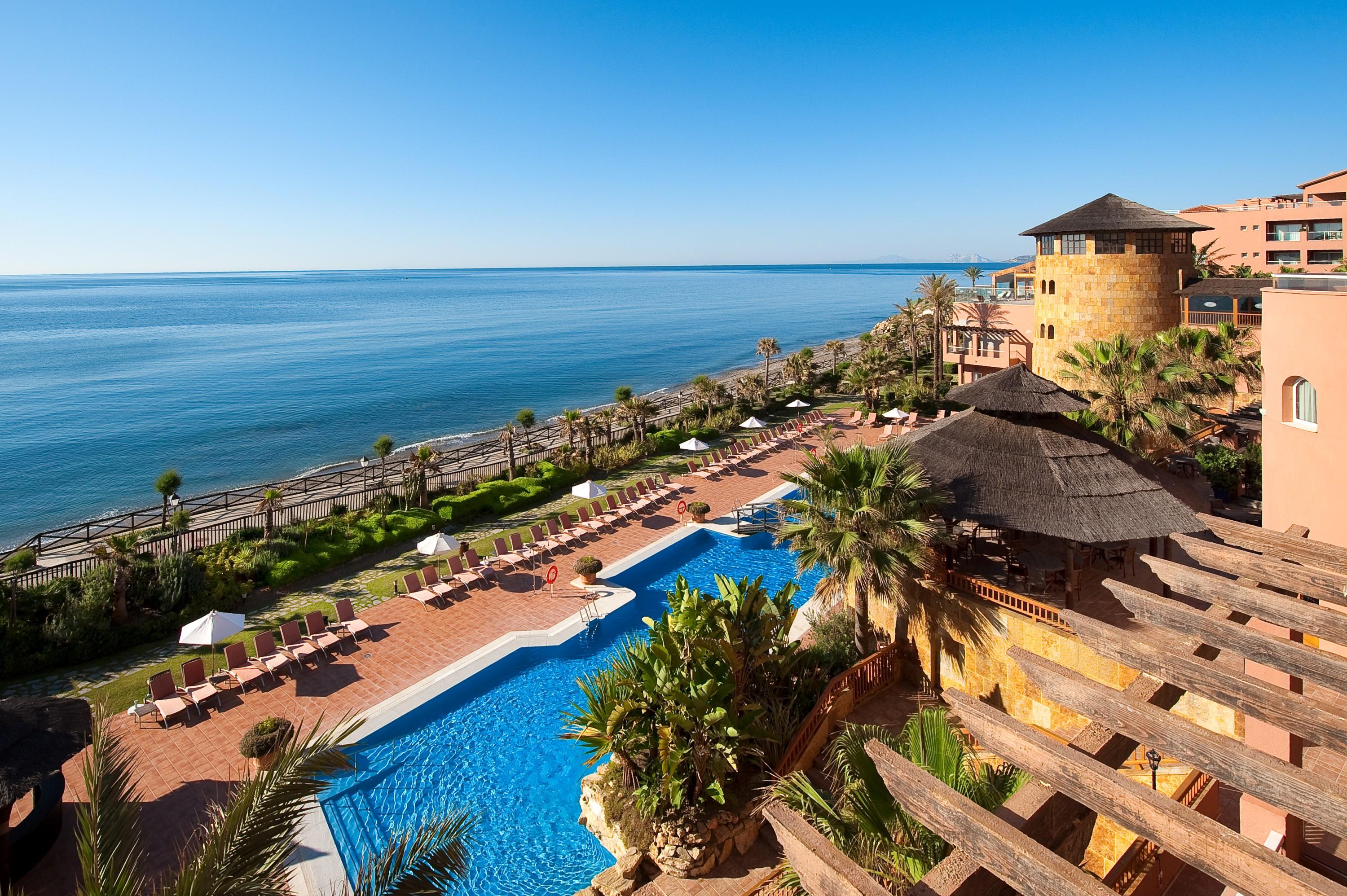 Elba Estepona Gran Hotel & Thalasso Spa Dış mekan fotoğraf The resort's swimming pool