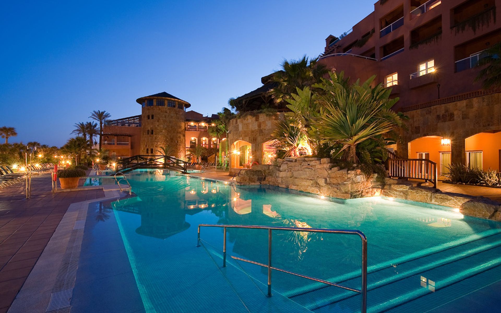 Elba Estepona Gran Hotel & Thalasso Spa Dış mekan fotoğraf The swimming pool at the Royal Spa at The Royal