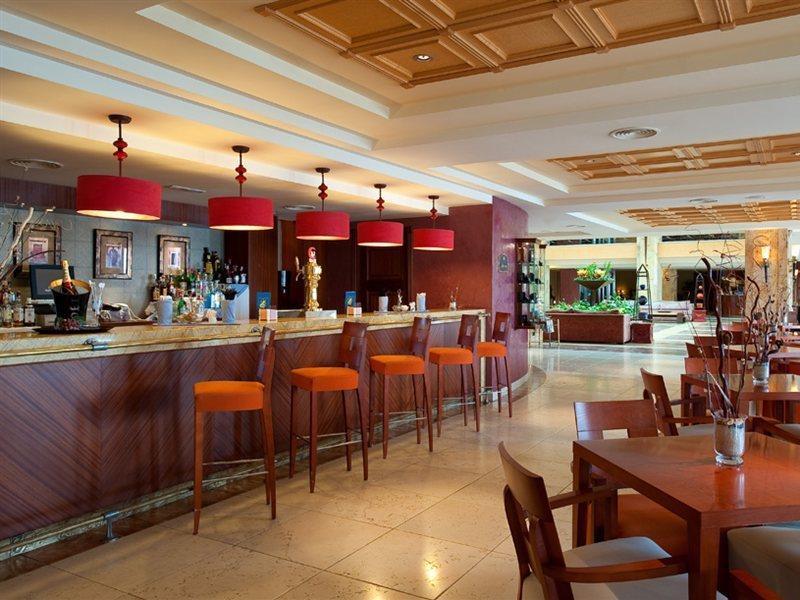 Elba Estepona Gran Hotel & Thalasso Spa Dış mekan fotoğraf The bar at the hotel