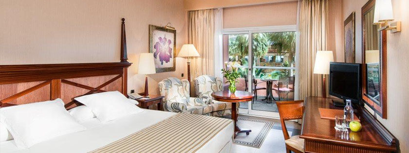 Elba Estepona Gran Hotel & Thalasso Spa Dış mekan fotoğraf A room at the hotel