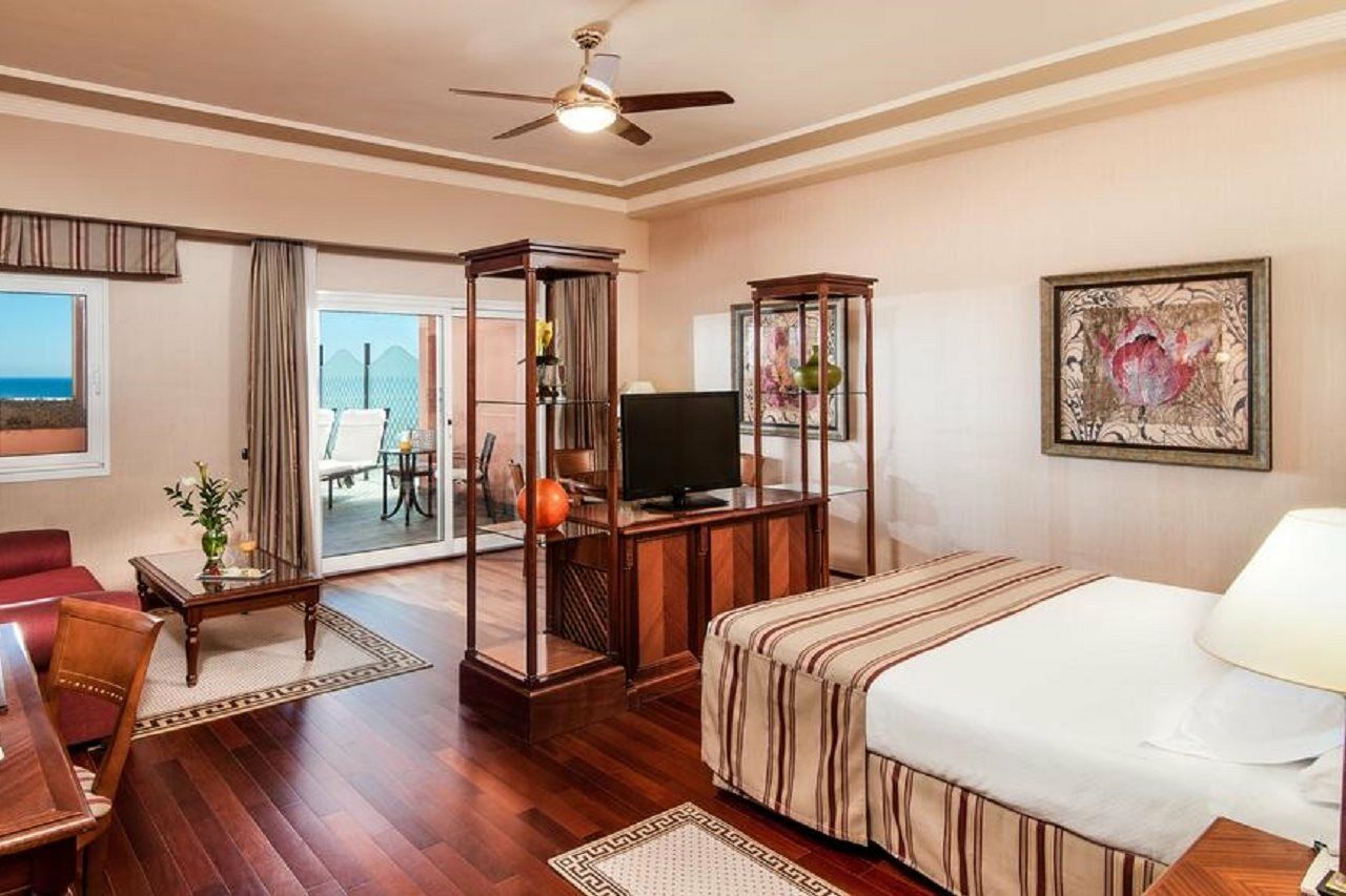 Elba Estepona Gran Hotel & Thalasso Spa Dış mekan fotoğraf Suite at the Hilton Athens